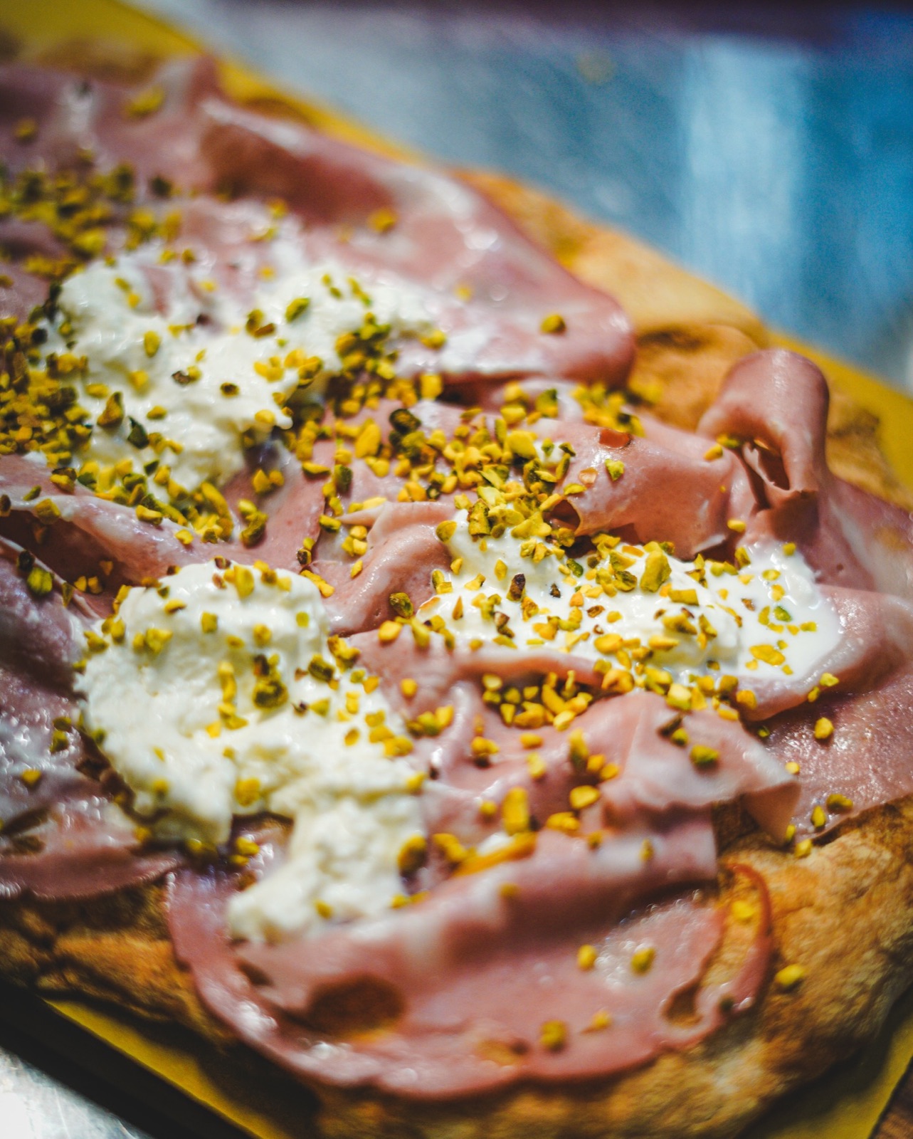 Focaccia mortadella burrata e pistacchio